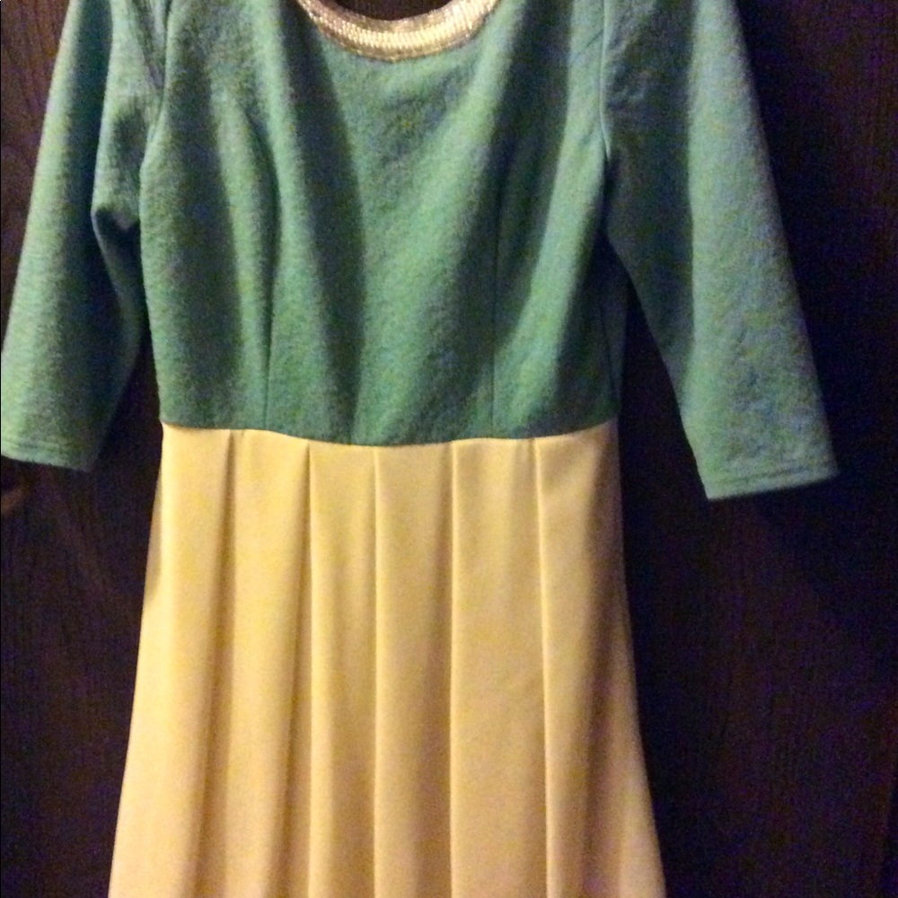 it's a mint green and cream dress New
